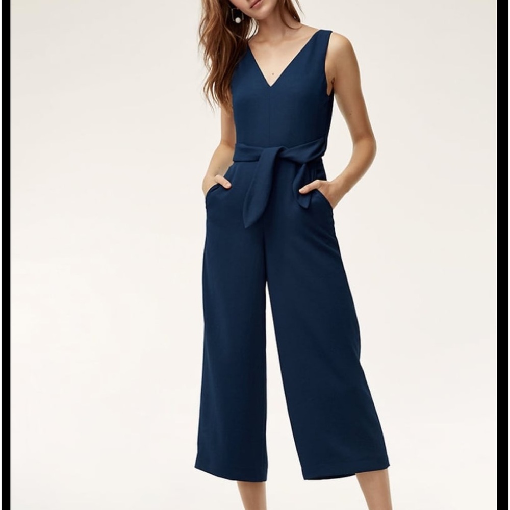 Navy V-neck ecoulement jumpsuit